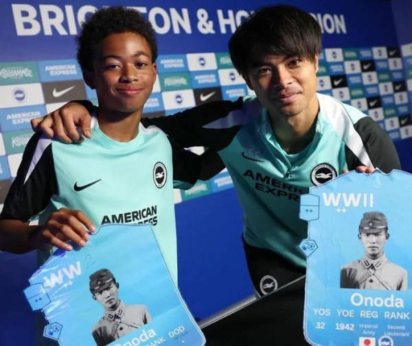 日本球员持“日本最后兵”照片合影，英超球队致歉